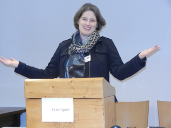 A speaker welcomes the Hedgehog Toastmasters Buxtehude to a meeting. 